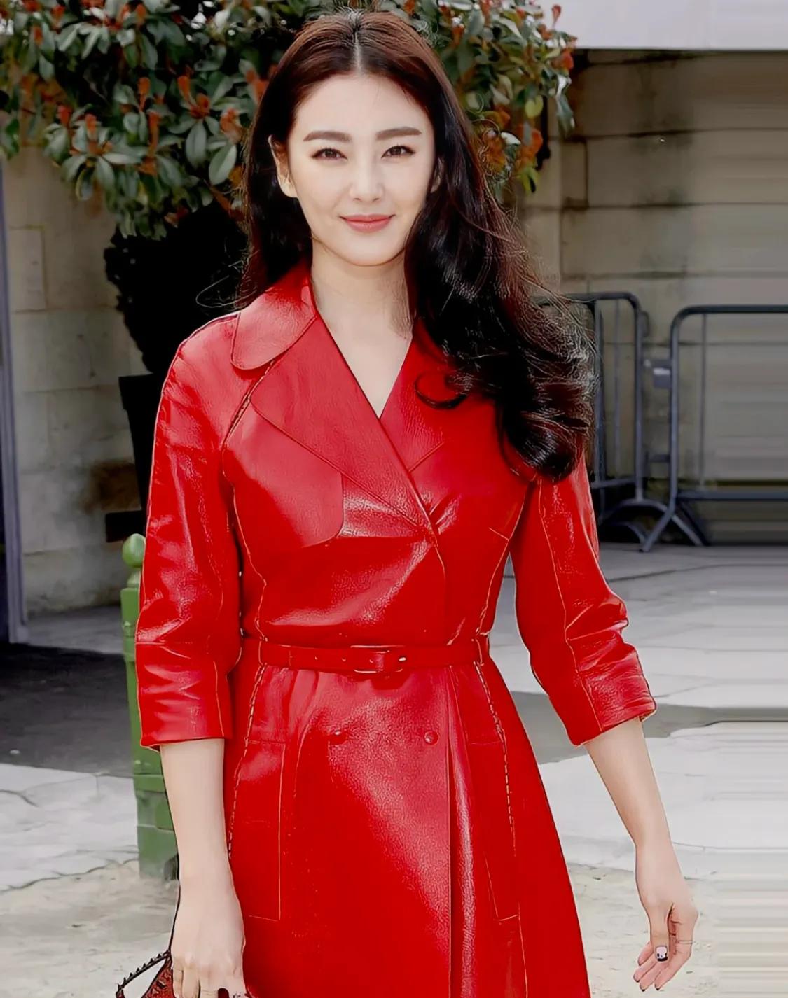 早期的张雨绮感觉也能演《狂飙》里的大嫂，她本身的气质就是霸气侧漏的，脸蛋也很明艳
