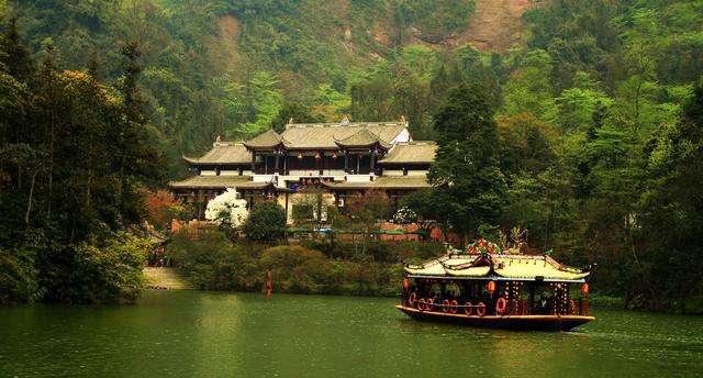 首先是九寨沟，我的中学老师常常念叨的地方，仿佛传说中的仙境一般的地方。“天上瑶池