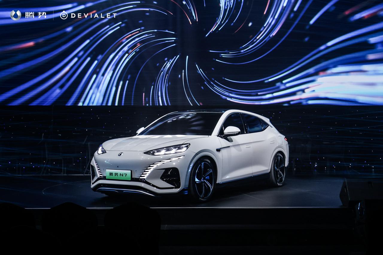 车载音响最大的痛点是啥？就是在相对紧凑的空间和嘈杂的环境中营造更大的声场。这恰恰