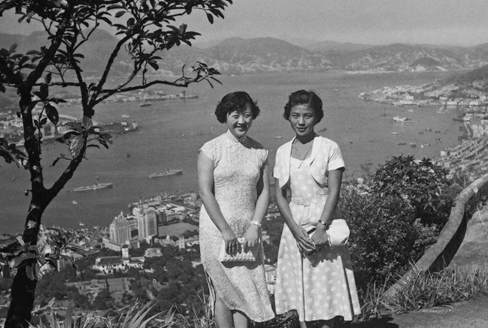 #历史那些事[超话]#1959年的香港。上个世纪，在太平山顶拍到两个年轻女子。那