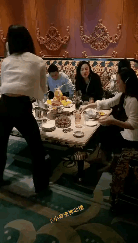 夜总会里好尴尬的一幕[我想静静]现在知道男人会抽烟的好处了吧？[捂脸]和美女们相
