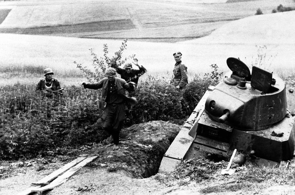 【被俘虏的苏军狙击手】
这张照片显示的是1941年8月27日，在德军士兵的注视下