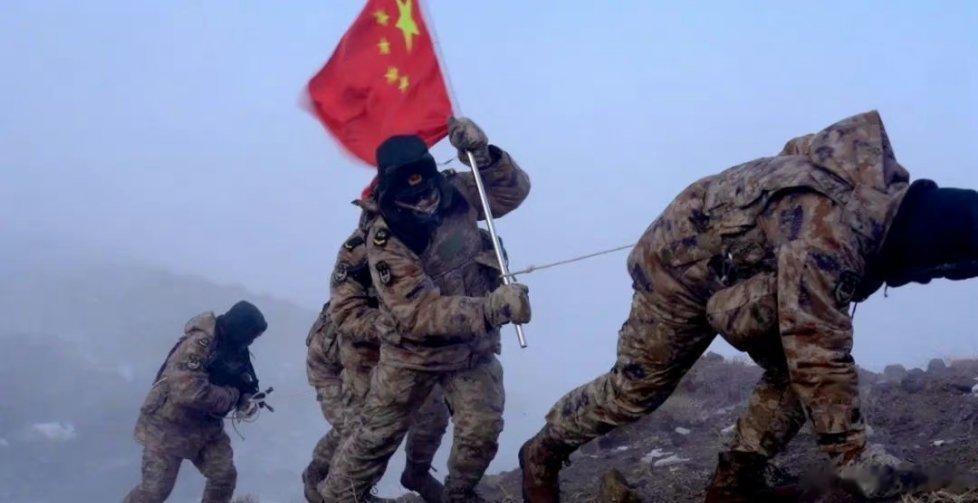 十级大风中，边防战士让五星红旗