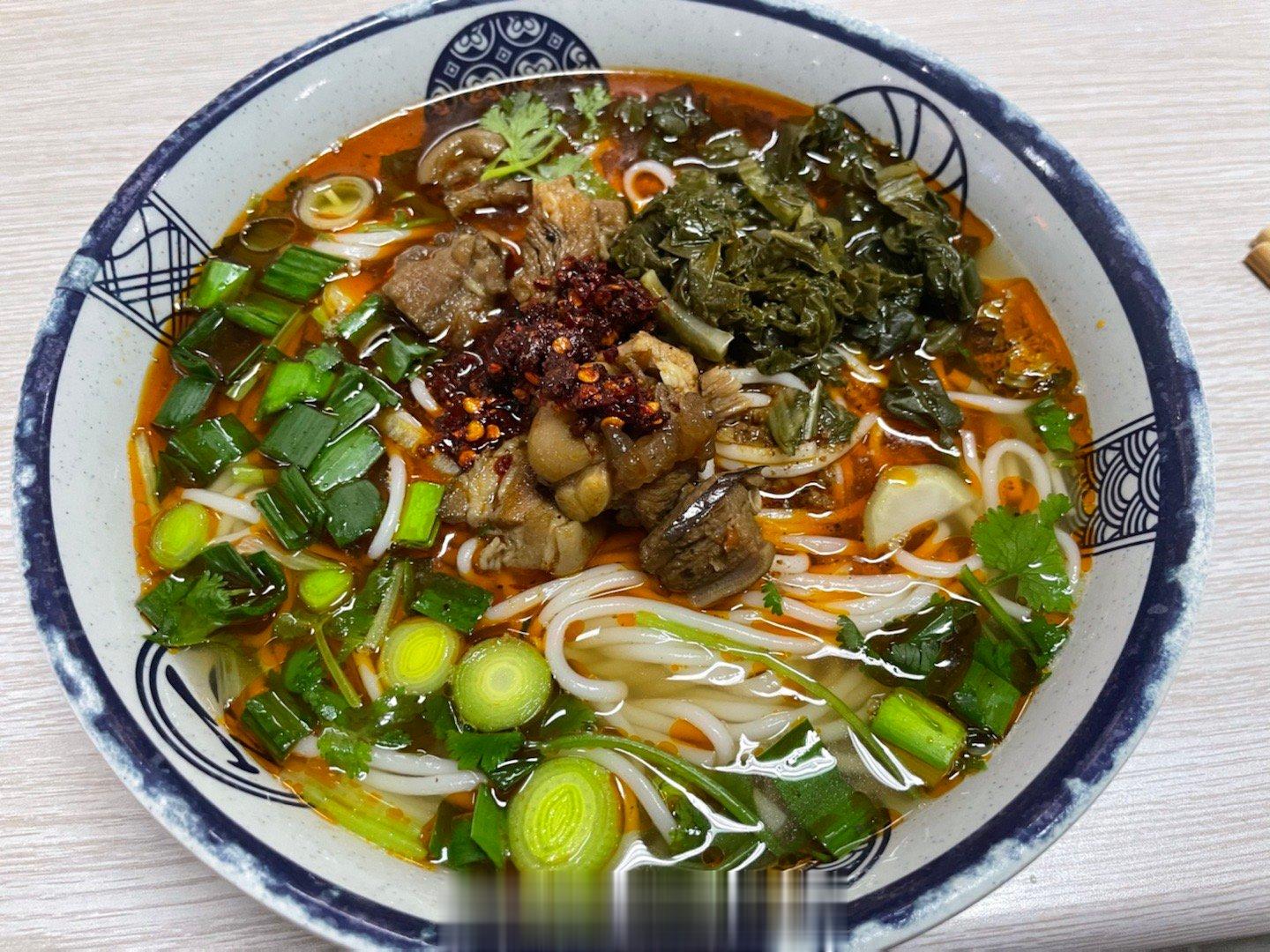  红烧羊肉粉！咦里面的肉是坨状的，第一次吃这样的，我还以为给我错加了牛肉呢。 ​