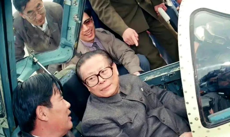 90年代落后的装备让中国空军的压力非常大，江主席亲自视察沈阳飞机制造厂，饶有兴致