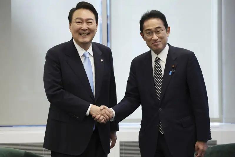 #韩总统坚称韩日不应再为历史恩怨对抗#韩日靠拢的原因是，这俩难兄难弟，再不干点什