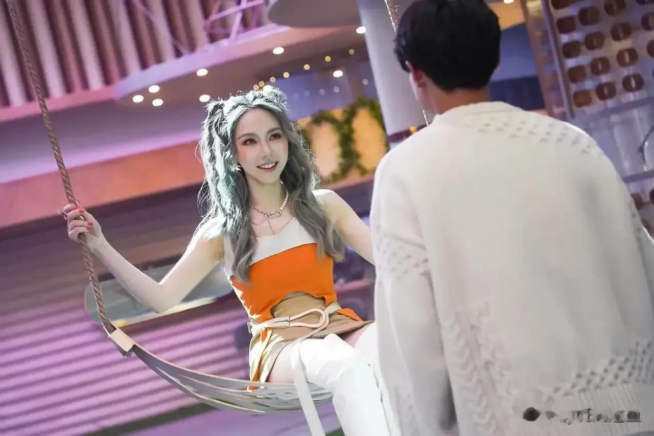 邓紫棋把大家整懵逼了，到底是什么季节？
该问他热不热呢？还是问她冷不冷呢[捂脸]