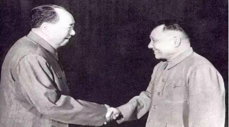 毛主席问邓小平：我死后中国会发生什么？邓答了八个字，一语中的
 
十大后不久，毛