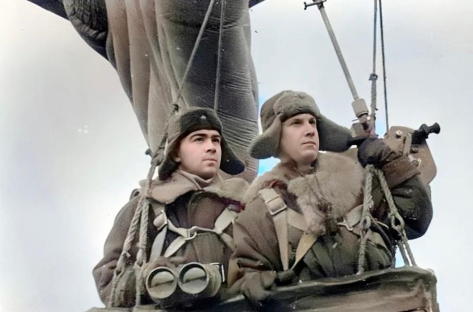 #历史那些事[超话]#二战期间，两名年轻的苏联士兵乘坐侦察气球执行侦察任务。一名