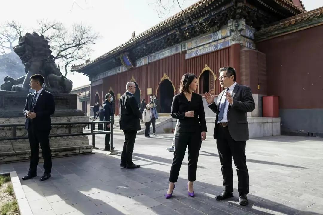 德国外长游览雍和宫，穿着简约，其中的深意她也知道！
雍和宫独特的建筑风格，处处有