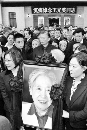 2006年，王光美追悼会出现“特殊”两个人，刘少奇儿子顿时泪如雨下 
2006年