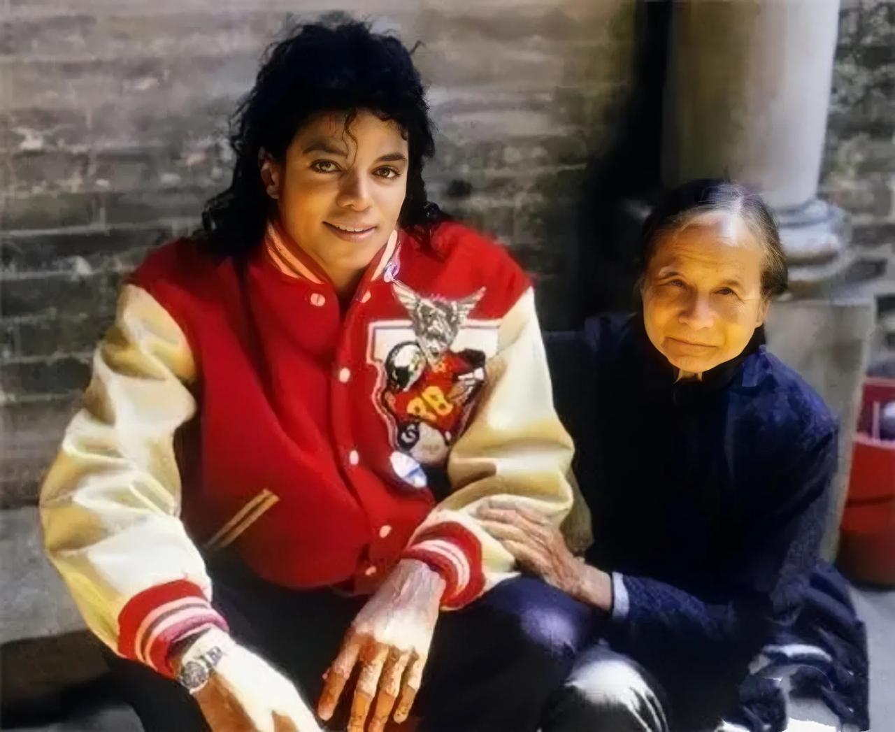 让人羡慕的老奶奶，合影迈克尔•杰克逊，还得到了他赠送的2000元巨款。
1987