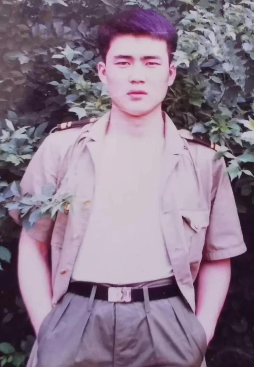 一个帅气小伙相隔20多年的两张照片，年轻时是小鲜肉，现在是包工头。
20多年前，