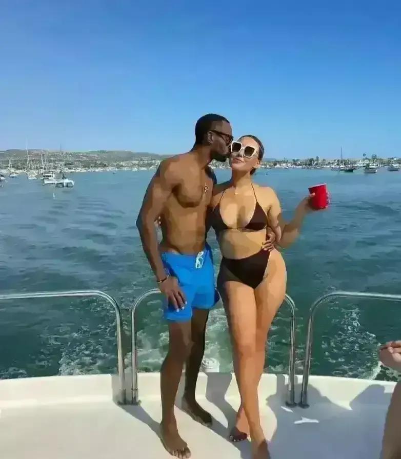 这真是典型的美女和野兽呀！
篮球巨星弗格和老婆海边秀恩爱，饱满的身材让人直呼：“