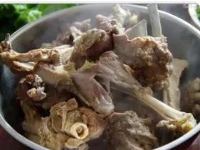 大学室友是内蒙古的，他记得小时候帮牧民家干活，现宰两只羊，切成大块直接往锅里煮。