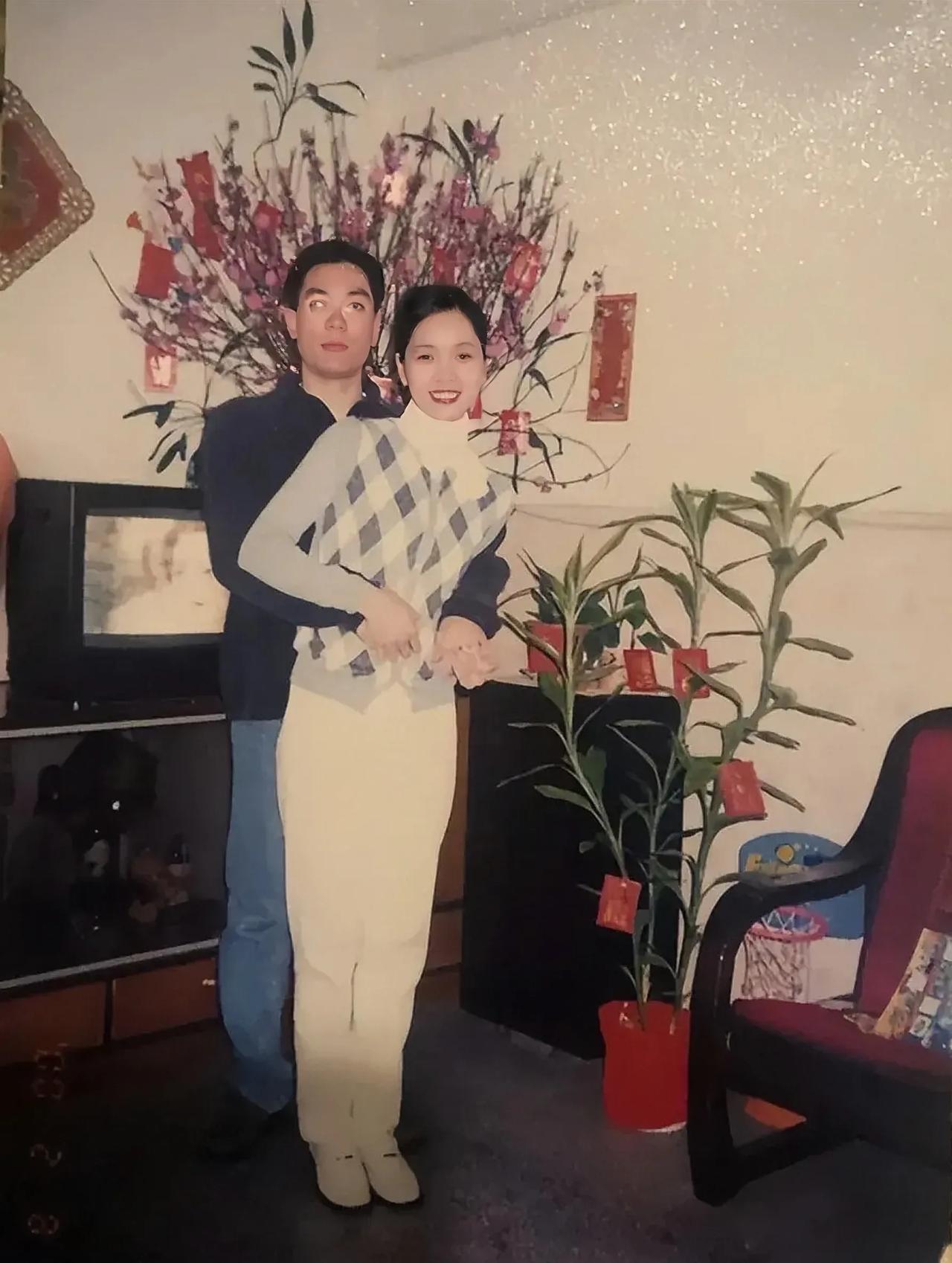 上世纪90年代，一对小夫妻在他们的爱巢里的留影。姑娘身材窈窕，颜值不输当年的影视