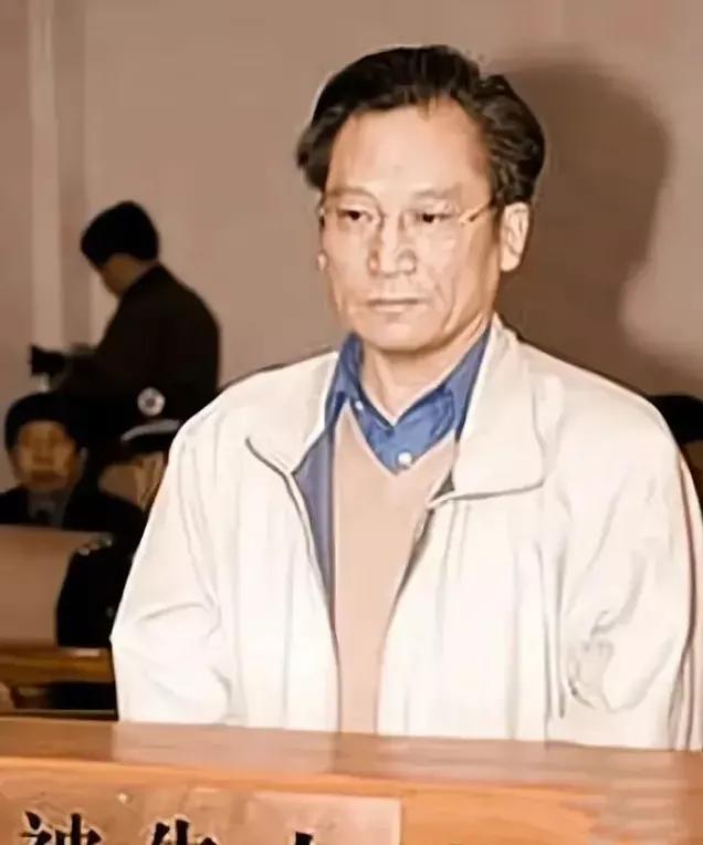 2001年，徐其耀因贪污公款2000余万元被判处死缓。然而，更让人震惊的是，徐其