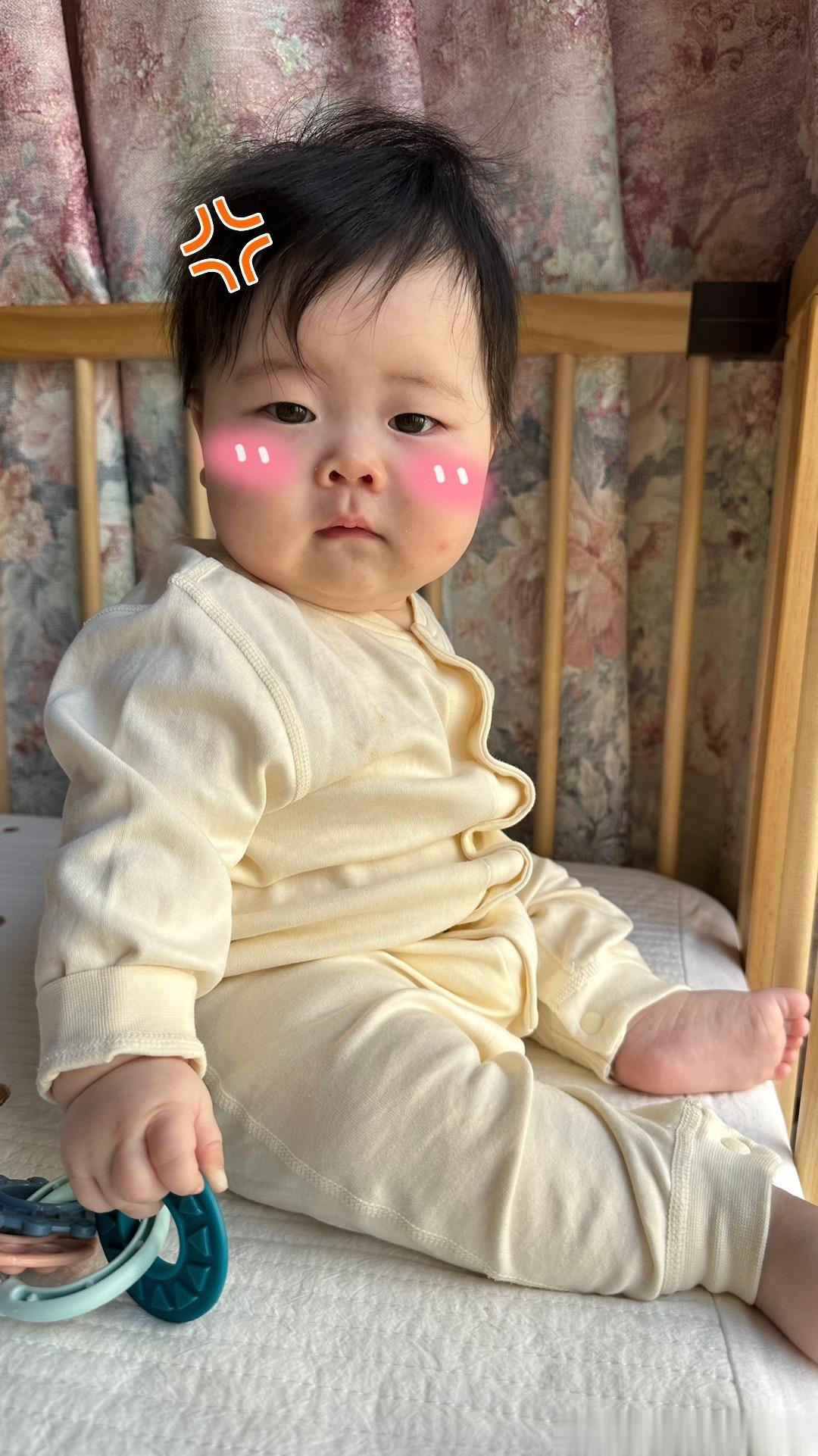  妈妈你吃啥呢！不给我来一口嘛！（多多用眼神审判吃零食的妈妈 ） ​​​