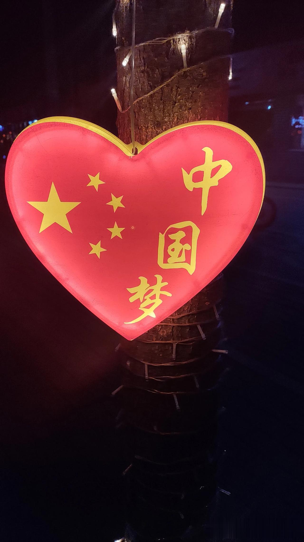 我奶奶今年97岁
同事老张的父亲今年95岁
我奶奶每个月有100多块钱养老金，外
