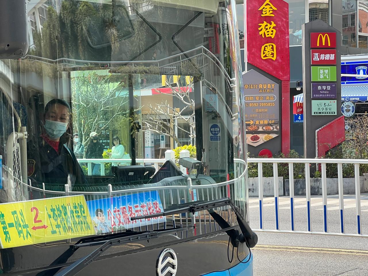 等车不过5分钟，就有两位公交司机是女性驾驶员，才发现在厦门，女性营业驾驶员的比例