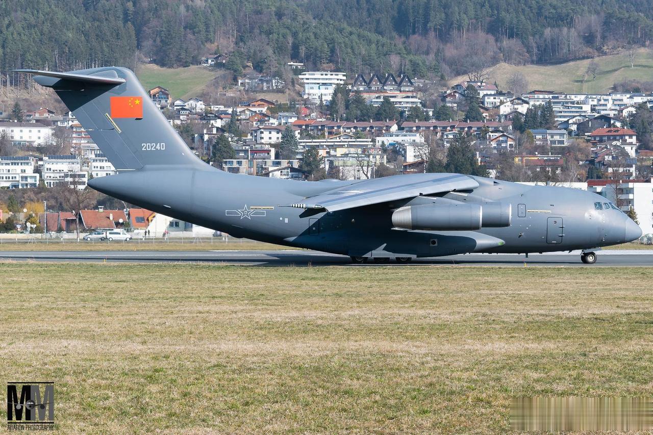 中国人民解放军空军 (PLAAF) 向奥地利因斯布鲁克派遣了一架西安 Y-20A