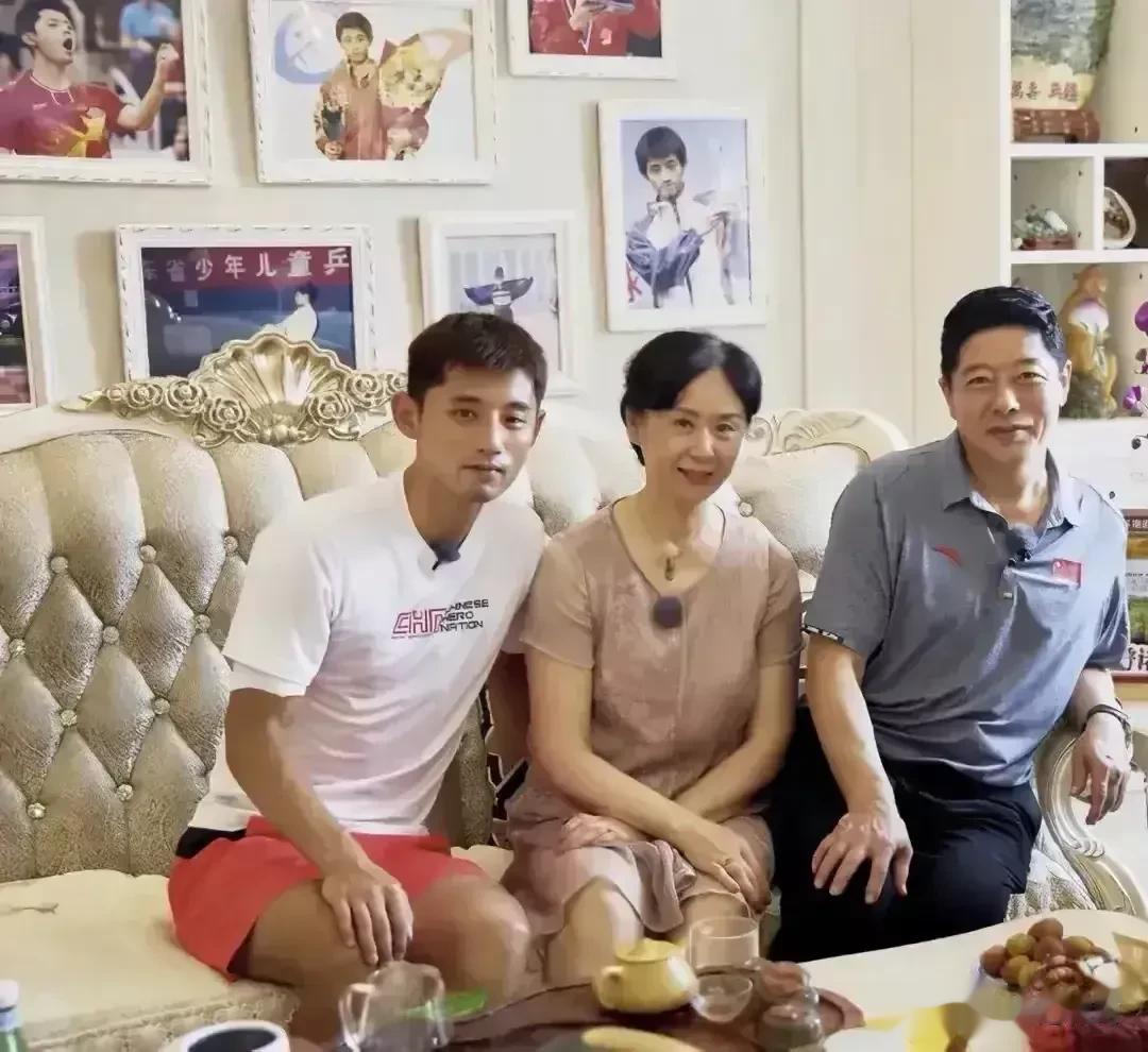 张继科不愧是乒乓球世界冠军，一家人的颜值也是极其的高，可以看到张继科晒以往和全家