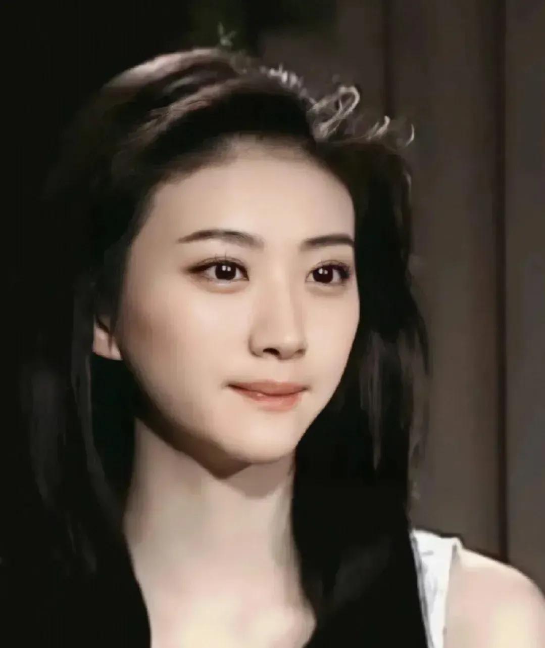 景甜曾经是北影校花，她刚出道时怎么捧都不红，有爱有钱有资源时，她的眼里有光，整个