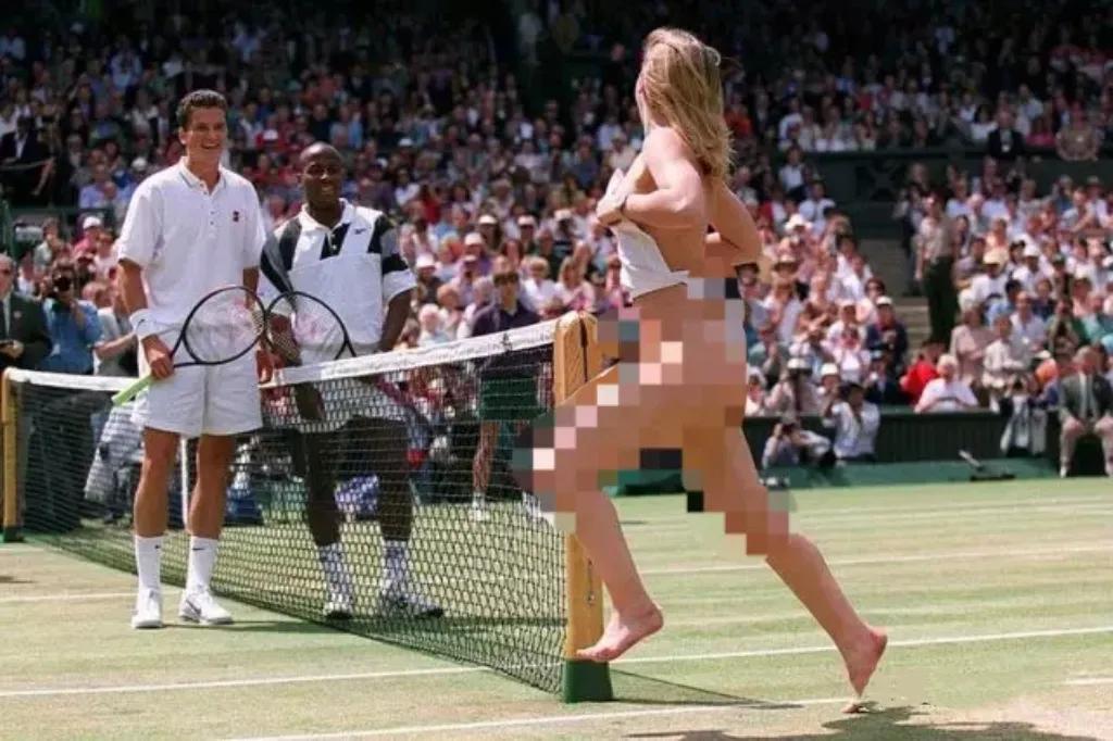1996年的美国，一场温网网球男单决赛比赛现场，突然一个穿着暴露的姑娘奔跑着出现
