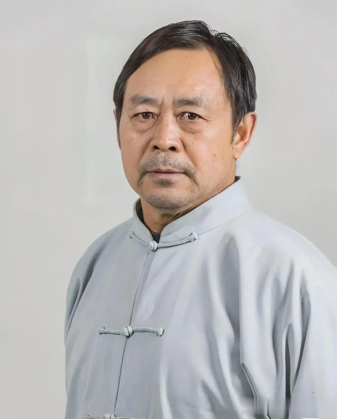 马保国当初大家都嘲笑他，让小年轻把几十年的武术功底一招就给破了。
马保国也是很不