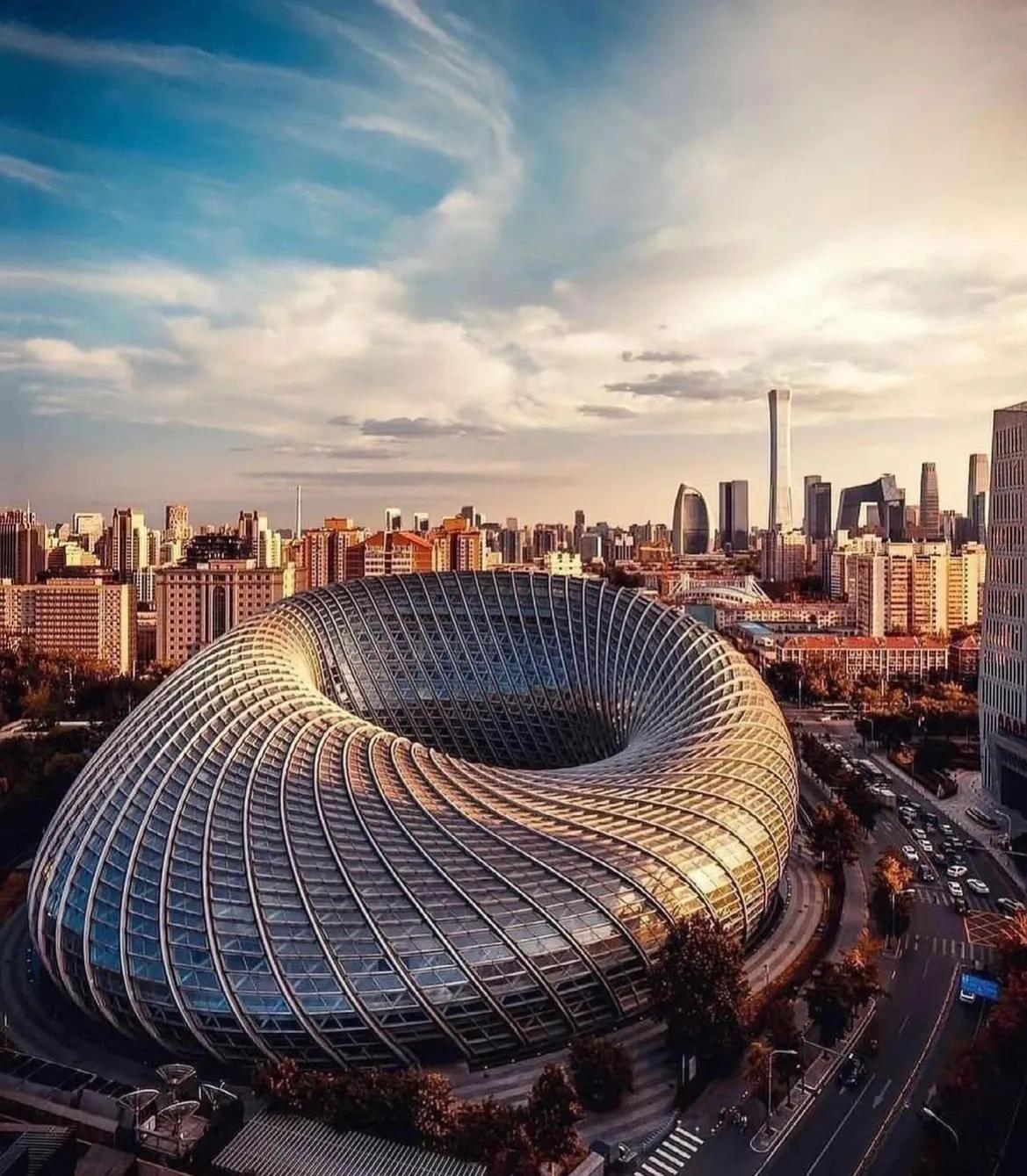 凤凰卫视办公大楼，莫比乌斯环概念
由Beijing建筑设计研究所（ BIAD ）