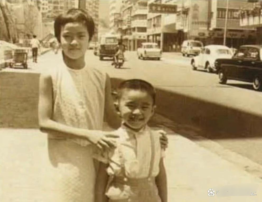 1962年6月22日香港。周星驰出生在香港九龙的贫民区。父亲是浙江宁波人，母亲凌