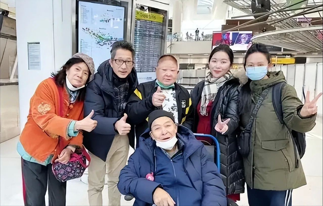 “滚回你的美国！”2022年，一个坐着轮椅的老汉，被推下一架来自美国的航班，他满