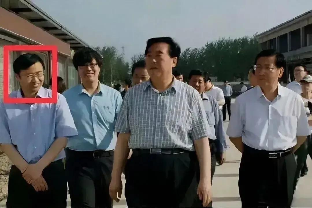“角色”不一样，“气质”不一样！
在上级面前点头哈腰，溜须拍马
在下级面前抬头挺