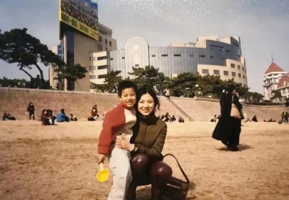 #历史那些事[超话]#1996年，一对母子在青岛海滩留下了幸福的合影。从他们的衣