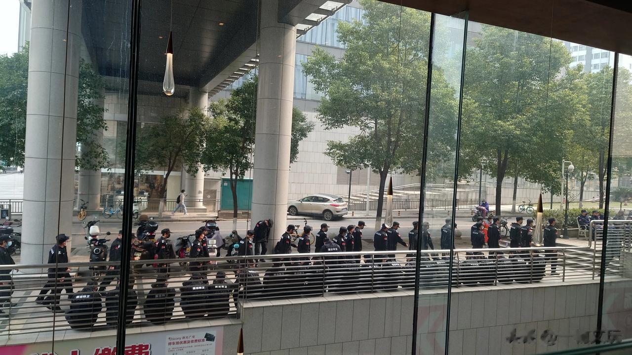 昨天下午某女性艺人来武汉了，去了武广和群光广场，我有点不同的看法，不喜轻喷。

