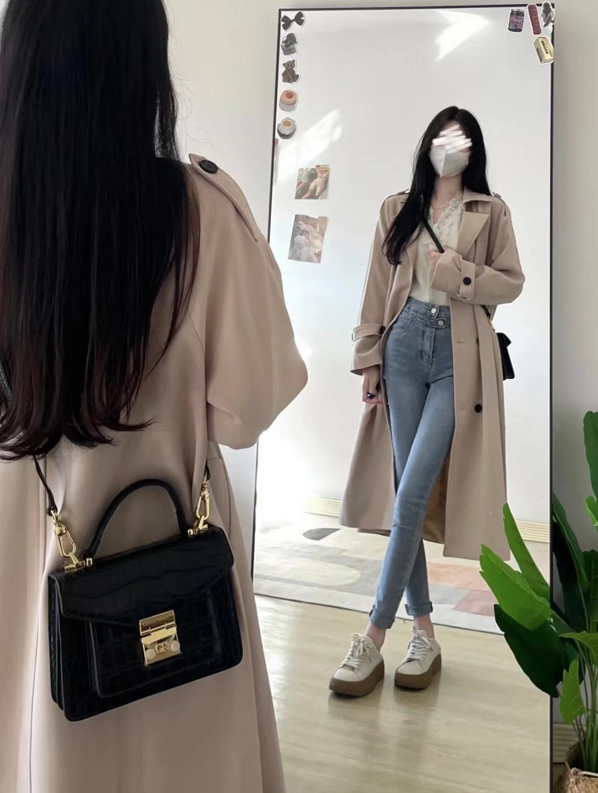 ☆牛仔铅笔裤可谓是近几年超火的裤子，它的紧身设计不仅可以突出身材的曲线，还可以显