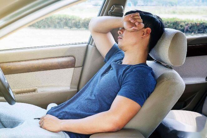 你在车里睡过觉吗？在车里睡觉的时候，如果车窗关闭，车门关闭的情况下，很容易造成车