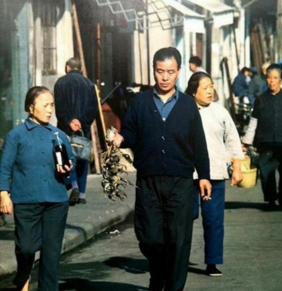 #历史那些事[超话]#1986年的上海。上个世纪，一个梳着油头的大叔穿着开襟羊毛