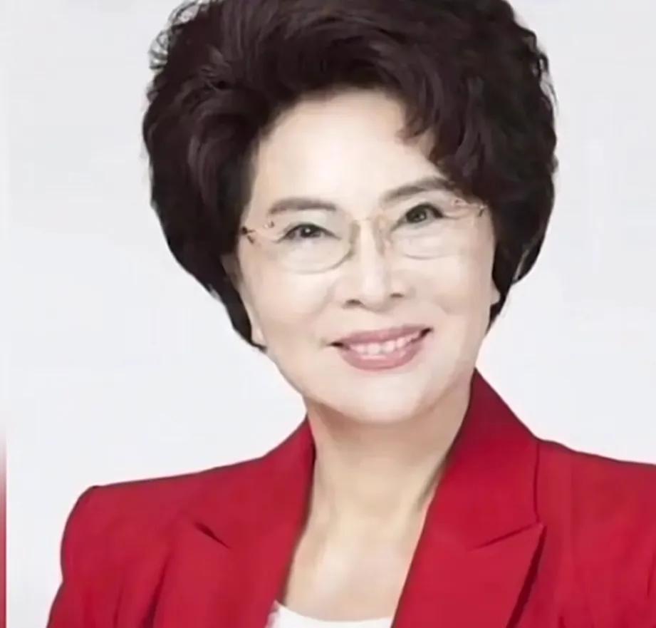 这位是90岁的韩国女校长，她的皮肤紧致，没有皱纹，头发茂密乌黑，说她是40来岁的