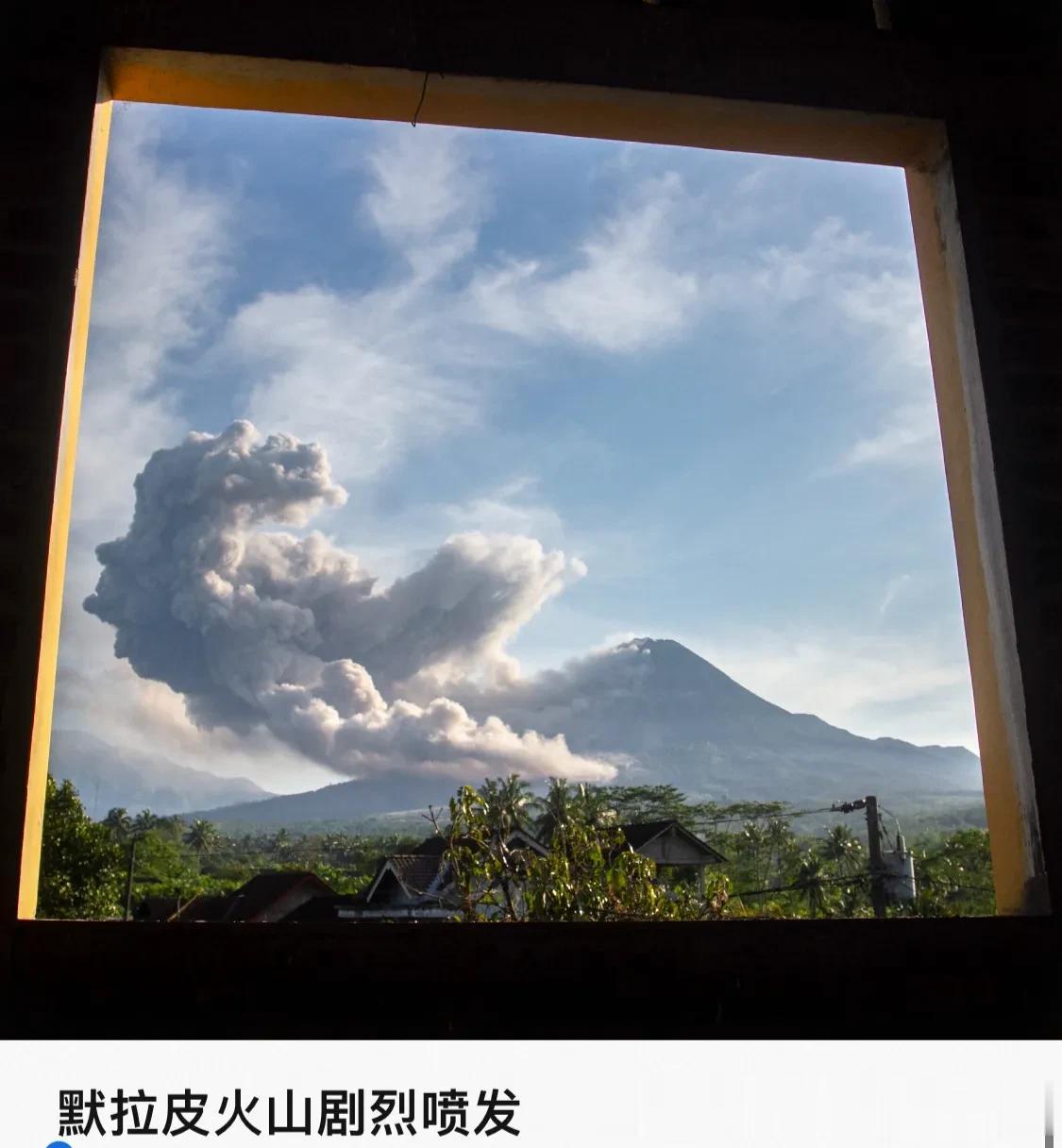 眺望喷发中的默拉皮火山，印度尼西亚。3月11日，默拉皮火山再次剧烈喷发，火山灰喷