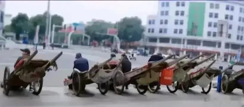 人力大板车多少年没有见过了，真是时光倒流了30年。
商丘要禁止电动三轮四轮车上路