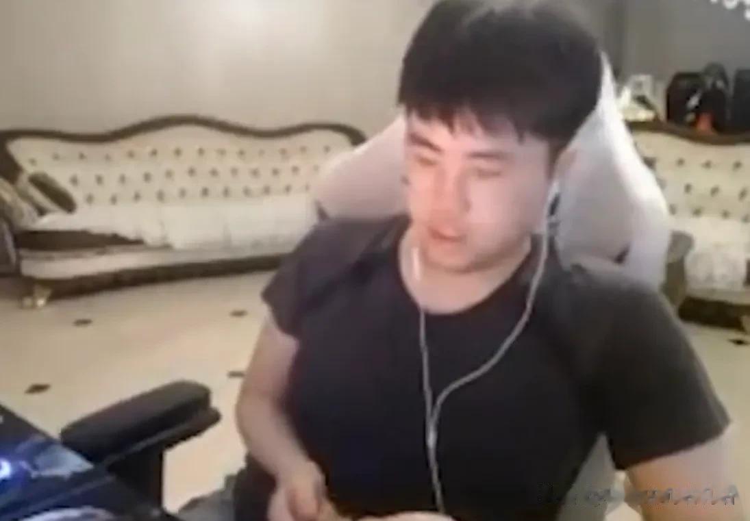 姿态：YSKM最大问题是在于英雄池方面，很关键的是就算放他拿手英雄，但是这个版本