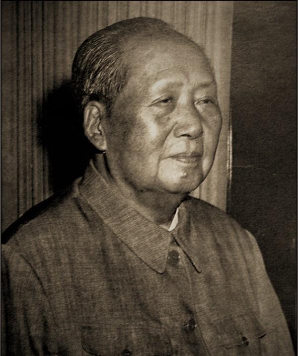毛主席垂暮之年的这幅照片，神情忧郁。这让人油然联想起他去世前一年所写得《诉衷情》