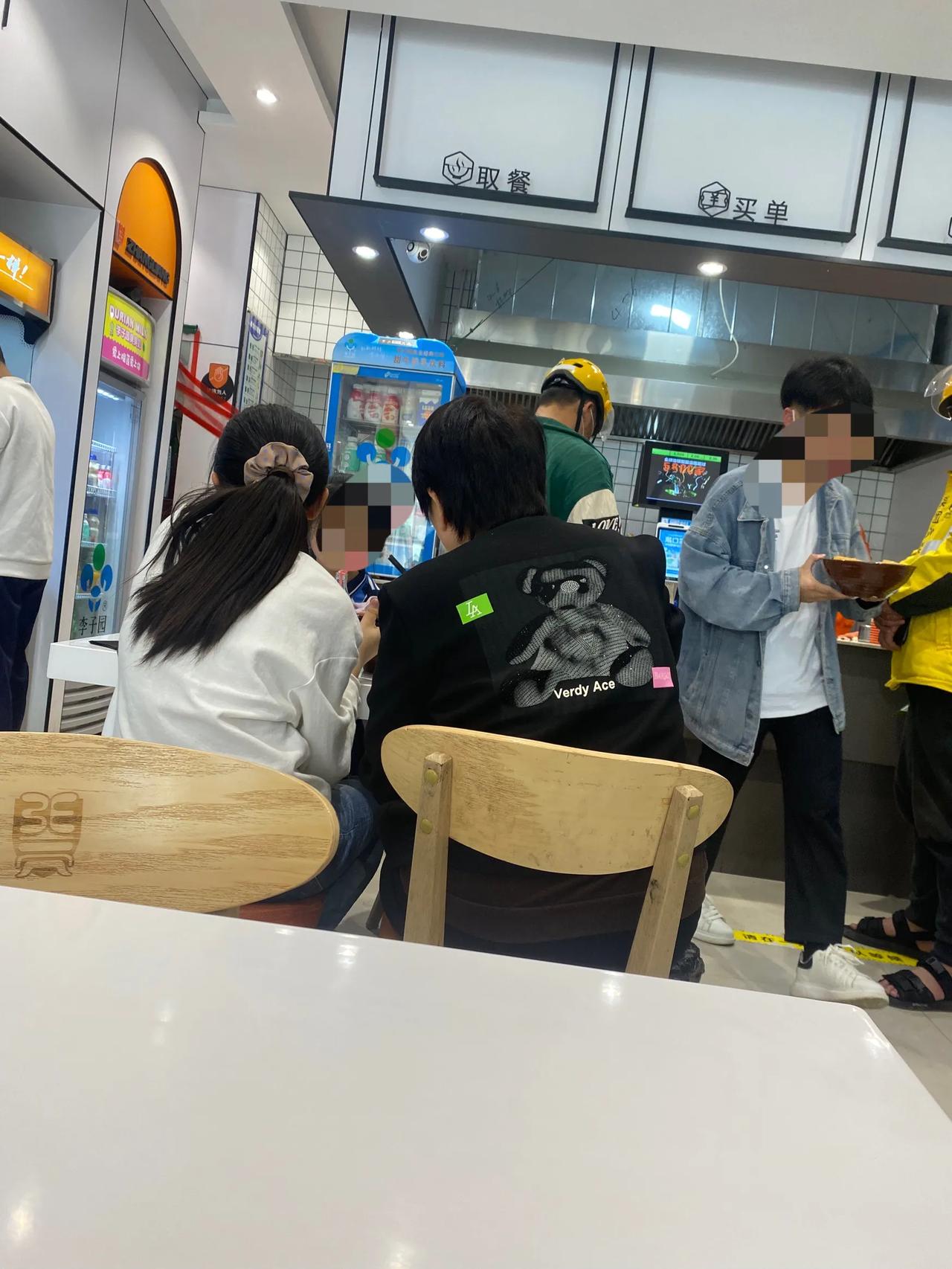 疫情之后饭店生意真好，哪一家都有好多人。