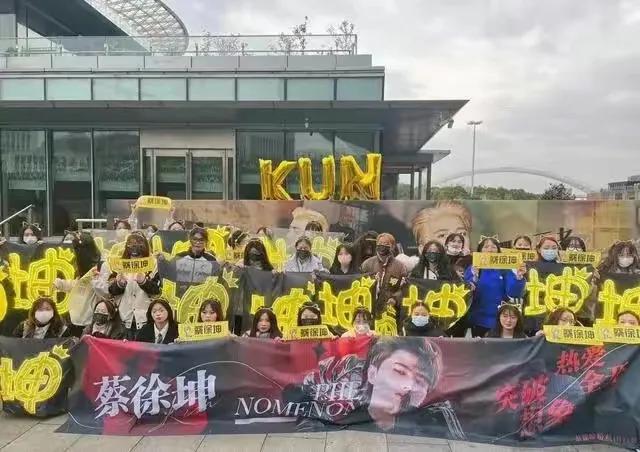 悲剧了吧？奥特了吧？

用脑残粉形容这些垃圾粉丝都是美化了他们！

昨天最大的新