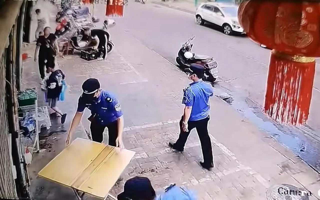 “创建文明城市一点也不文明”，连对一个孩子的基本关心都没有，又谈啥文明，就不怕吓