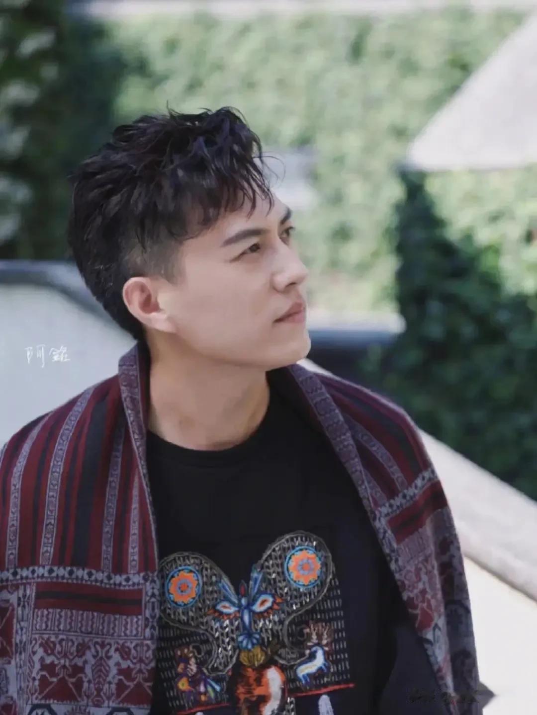 老干部乐东出席2023电视剧品质盛典。他用素质和实力赢得了演艺圈明星，女演员燕妮