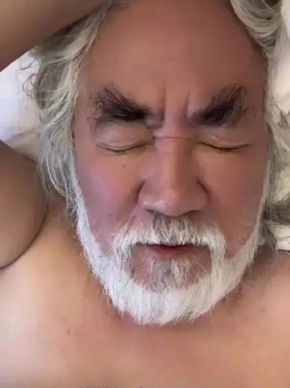 张纪中这赤裸着上半身，丑态百出