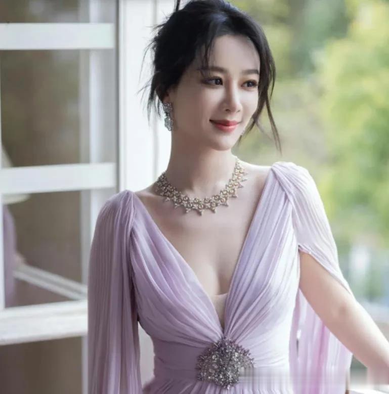 哇塞！杨紫的造型师终于听劝了，不仅礼服不是一字肩，头发也变了，比心。
