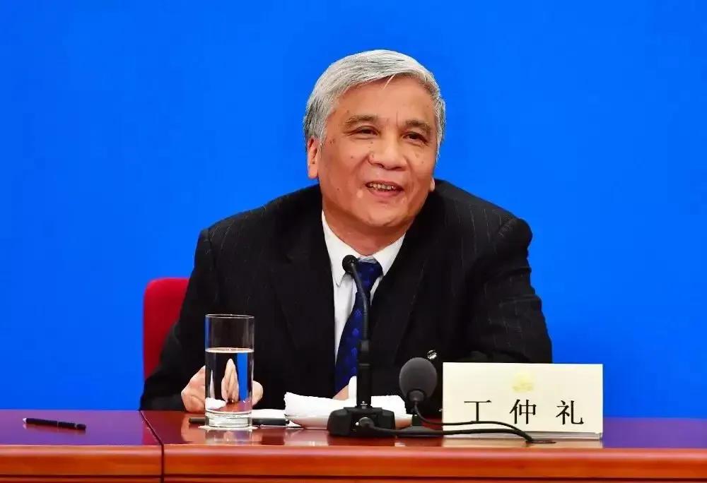 “丁院士，您被列入美国的制裁名单了。”谁知丁仲礼笑着回答：“我反正也不去美国，很
